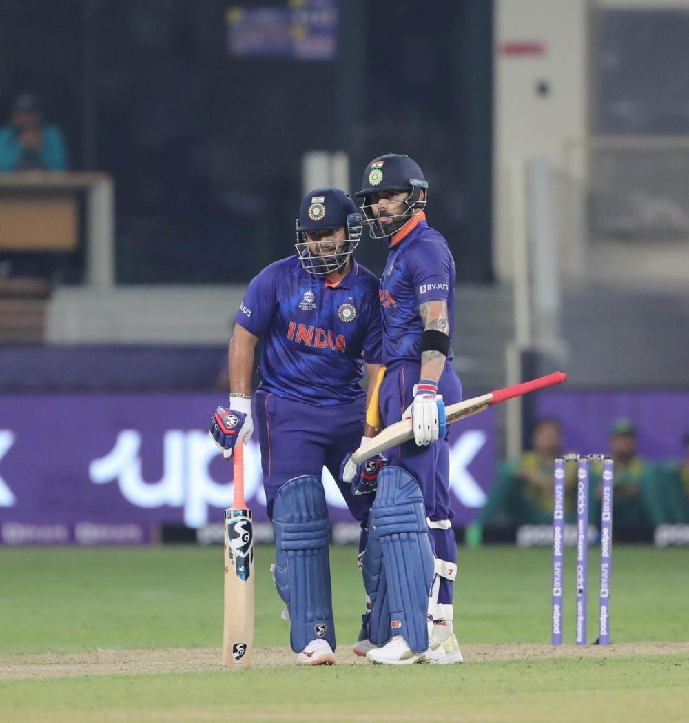 The Weekend Leader - T20 World Cup: Kohli and Pant carry India to 151/7 against Pakistan